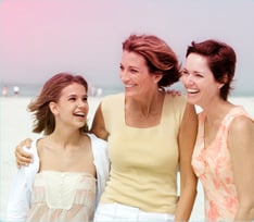 Kuva kolmesta naisesta rivissä, nuori nainen vasemmassa reunassa, kaksi vanhempaa oikealla.